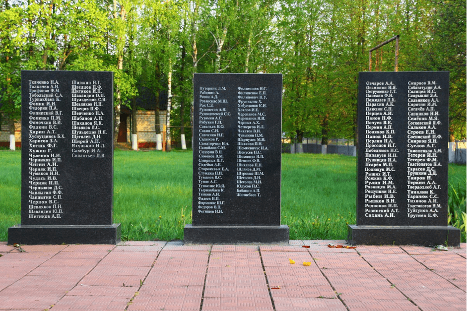 Воинские захоронения: мемориал Протасово. Мемориальный комплекс Братская могила Воронеж. Мемориальный комплекс Братское кладбище Тихвин. Воинское захоронение деревня камень.