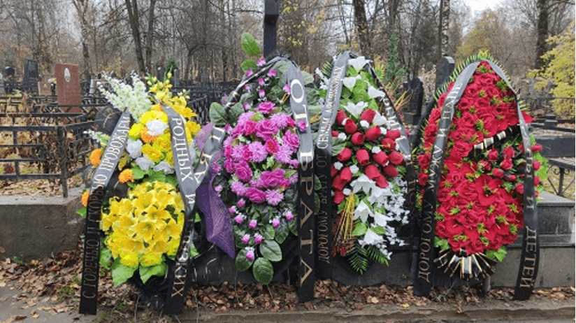 Венки на кладбище. Венок с цветами в крематорий. Когда убирают венки с могилы. Фото социально похороненных.